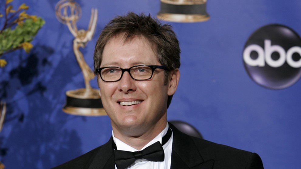 James Spader na archívnej snímke z 19. septembra 2004 pózuje s televíznou cenou Emmy.