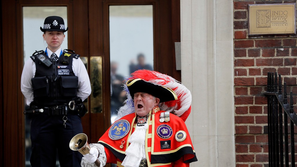 Kráľovský oznamovateľ Tony Appleton vykričal do sveta radostnú novinu.