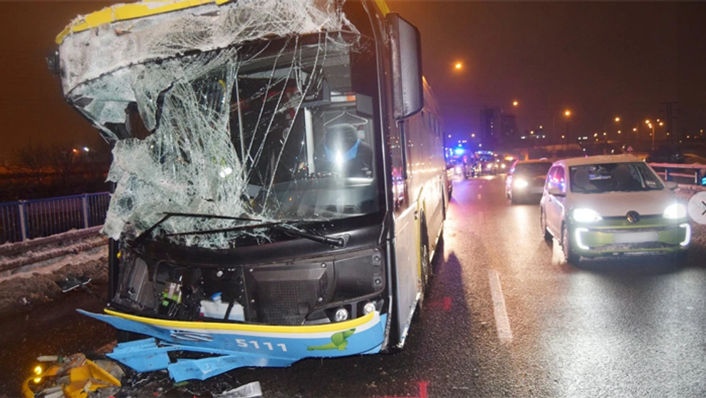 Autobus narazil do posypača. 