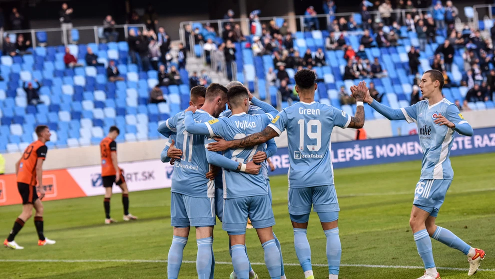 Hráči Slovana Bratislava oslavujú gól v dueli Fortuna ligy proti Ružomberku.