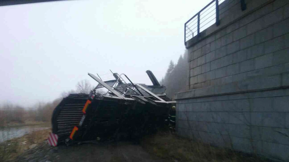 Kamiónn spadol z mosta.