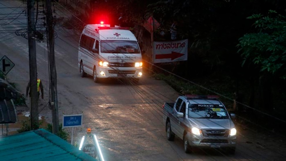 Jedného chlapca prevážala do nemocnice sanitka.