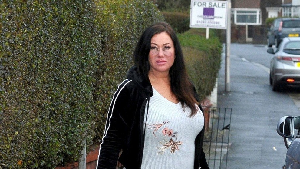 Lisa Appleton býva v kufri auta.