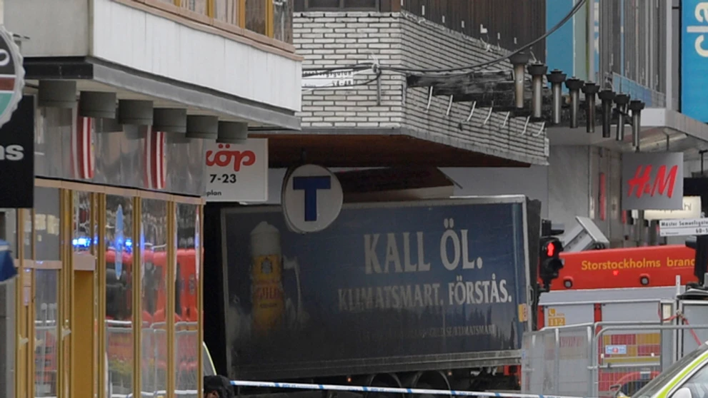 Auto po zrazení ľudí v centre Štokholmu narazilo do výkladu. 