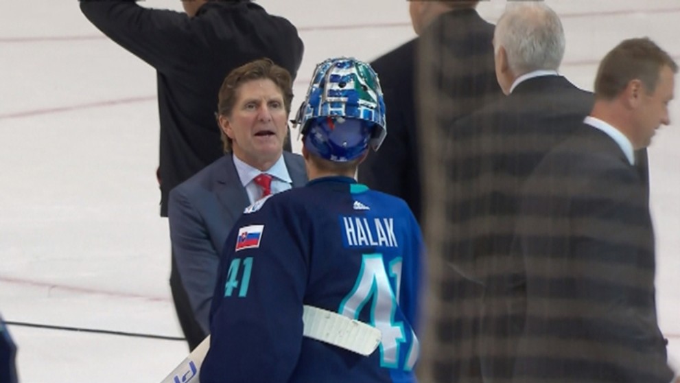 Kouč Kanady Mike Babcock pri rozlúčke po zápase s Jaroslavom Halákom.