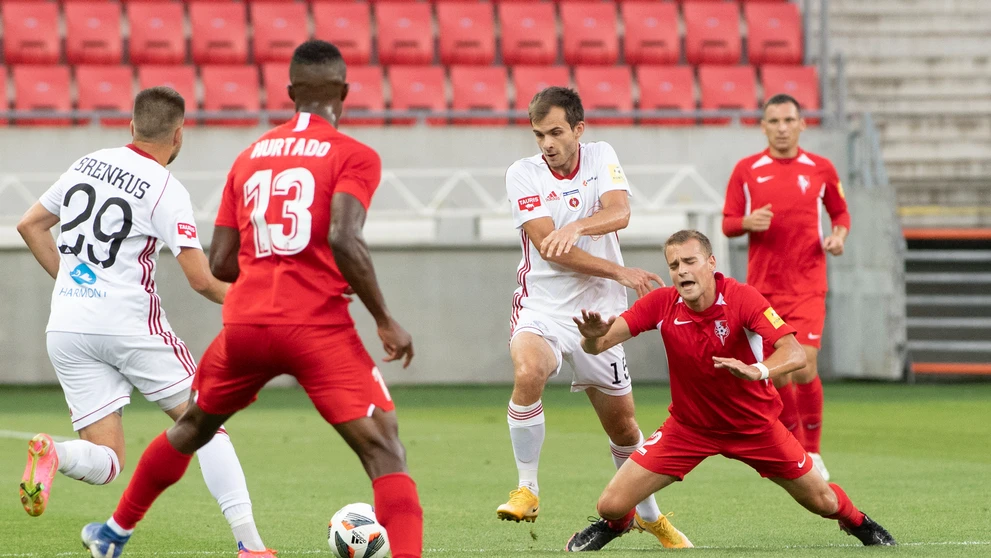 Vpravo Denis Potoma (Sereď), druhý sprava Štefan Gerec a Adam Brenkus (obaja Ružomberok) v zápase Fortuna ligy.