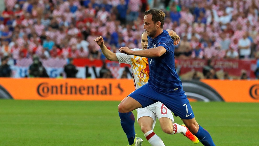 Dve hviezdy Barcelony proti sebe: Chorvát Ivan Rakitič (vpravo) a Španiel Andres Iniesta (vľavo) na ME.