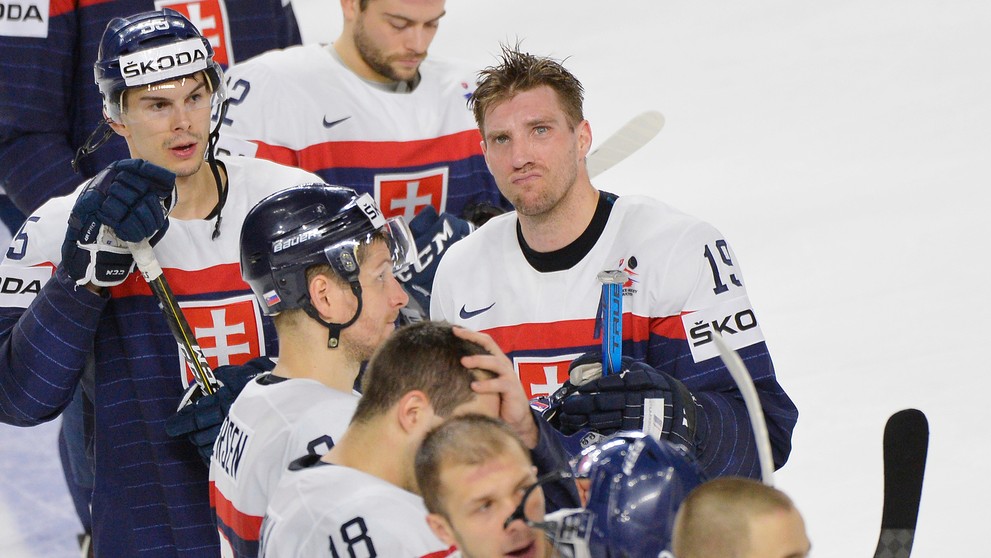 Michel Miklík pozerá do hľadiska po prehre s Nemeckom na MS 2017.