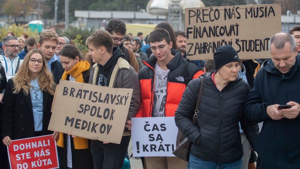 Protest Lekárskeho odborového združenia - Zachráňme zdravotníctvo