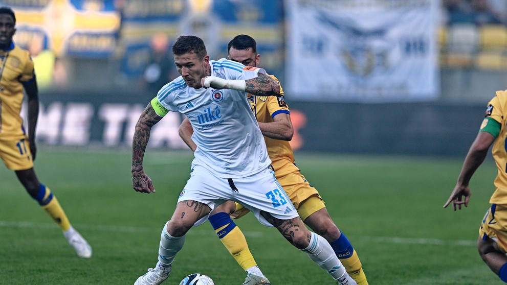 V pozadí hráč DAC Milan Dimun a v popredí hráč Slovana Juraj Kucka v zápase 7. kola Niké ligy.