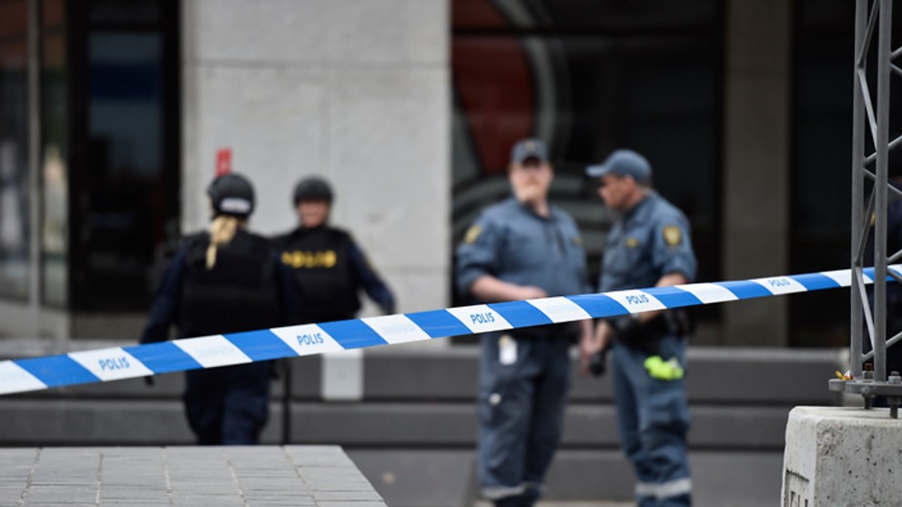 Policajná páska ohradila miesto v centre Štokholmu, kde auto vrazilo do niekoľkých ľudí.