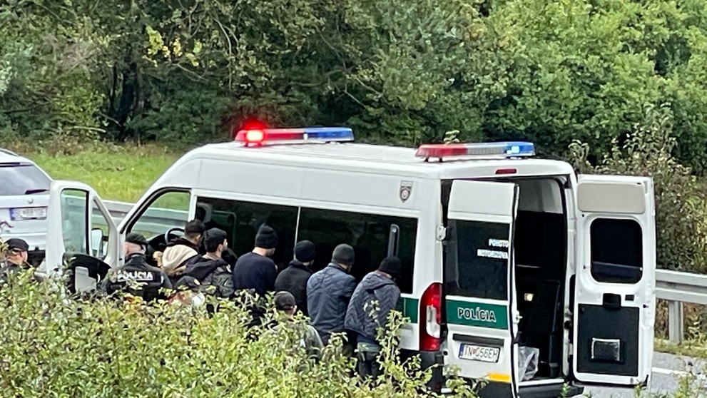 Skupinu nelegálnych migrantov zadržali policajti pri Mníchovej Lehote