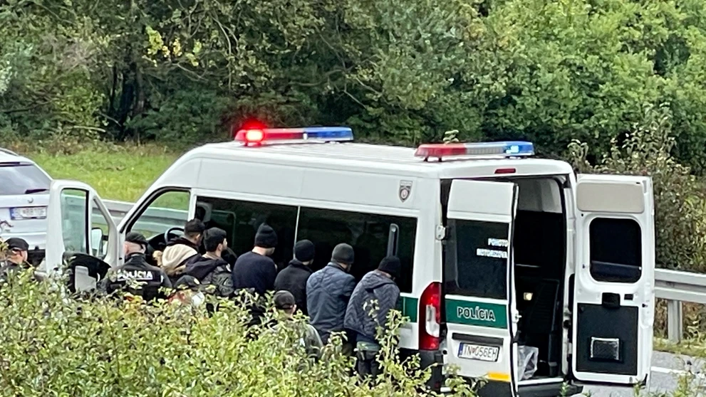 Skupinu nelegálnych migrantov zadržali policajti pri Mníchovej Lehote