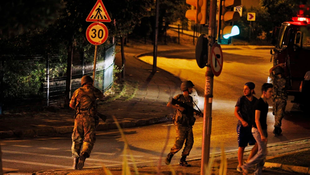 Tureckí vojaci na ázijskej strane Bosporského mosta.