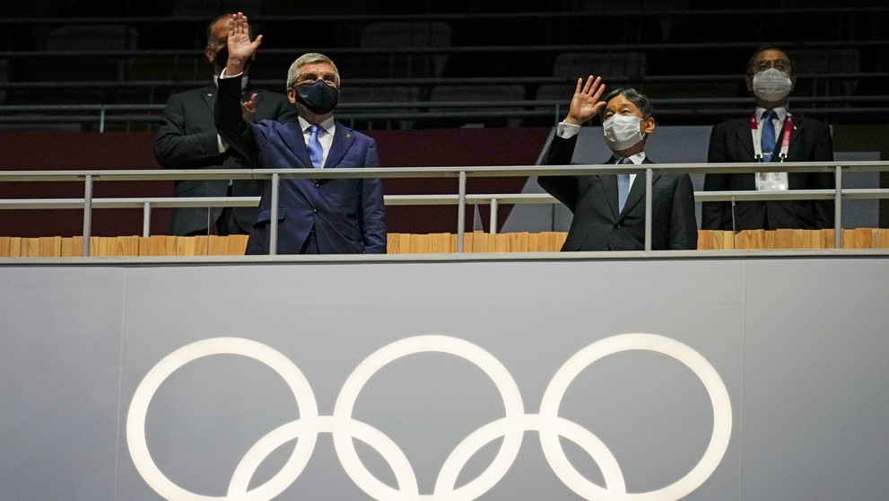 Na snímke zľava prezident MOV Thomas Bach a japonský cisár Naruhito počas otváracieho ceremoniálu LOH v Tokiu.
