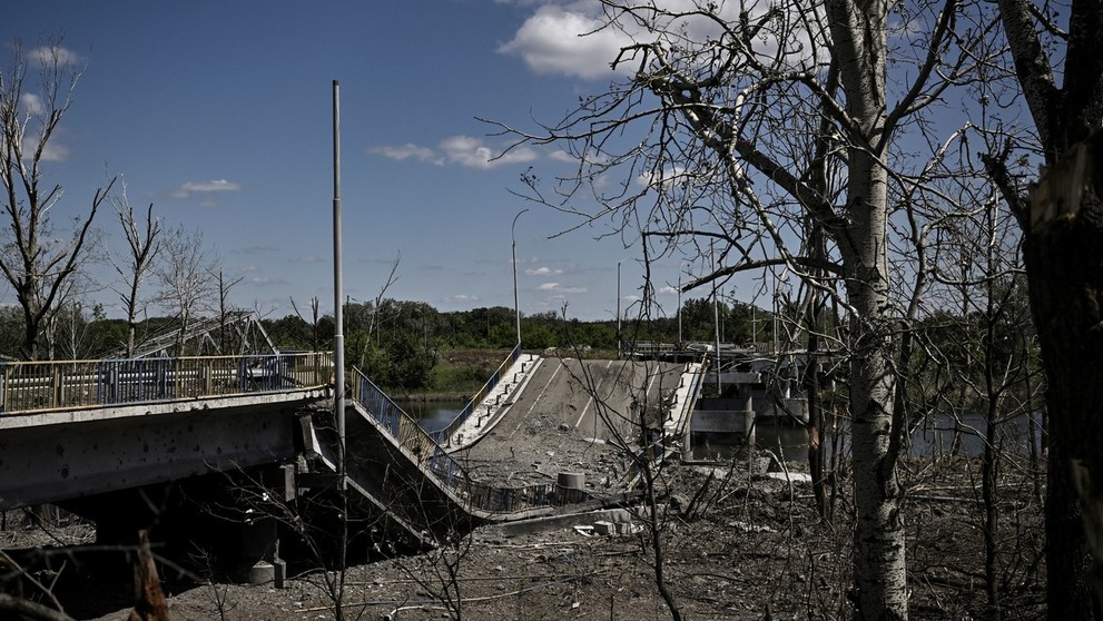 Zničený most v ukrajinskom meste Rajhodorok, cez ktorý viedla cesta do Lymanu