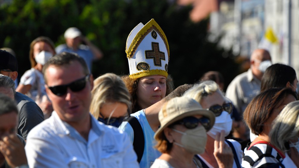 Ľudia počas privítacieho ceremoniálu pápeža Františka pred Prezidentským palácom.