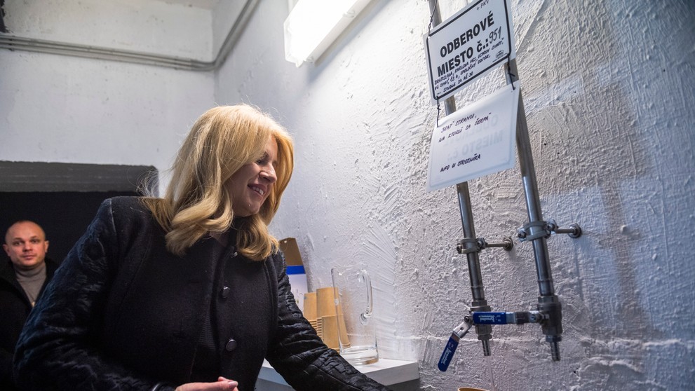 Prezidentka SR Zuzana Čaputová naberá neupravenú vodu zo studne počas návštevy pracovníkov vodárenskej čerpacej stanice Bratislavskej vodárenskej spološnosti (BVS) na ostrove Sihoť.