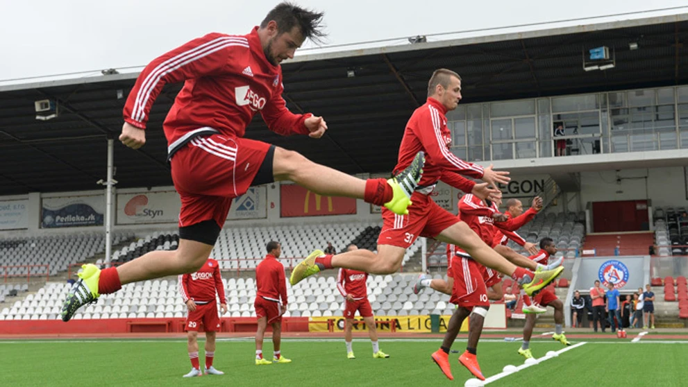 Tomáš Tatar netradične v kopačkách na tréningu AS Trenčín.
