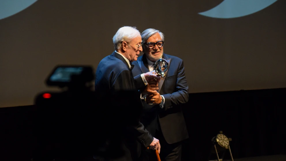 Sir Michael Caine si na 55. ročníku MFF KV prevzal Krištáľový glóbus za mimoriadny umelecký prínos do svetovej kinematografie