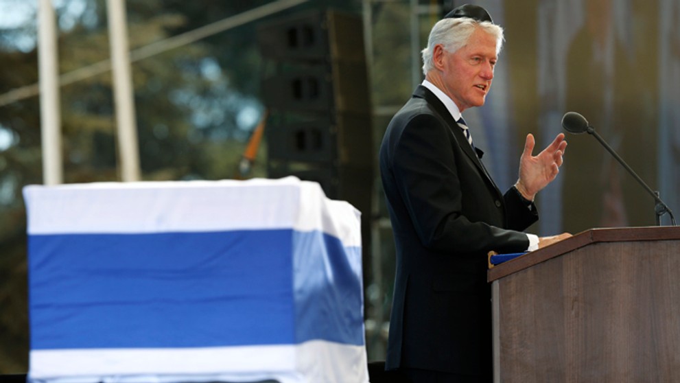 Bývalý americký prezident Bill Clinton na pohrebe Šimona Peresa.