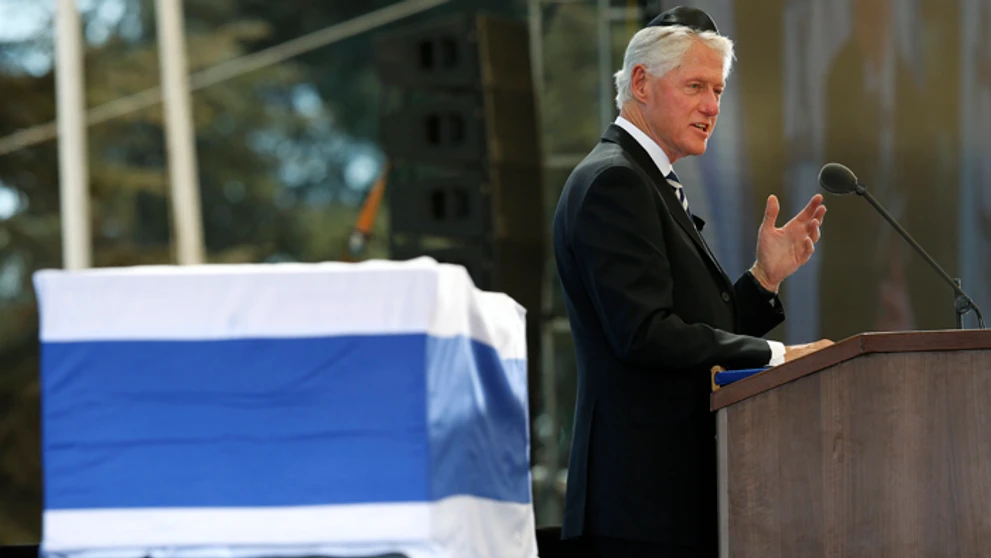 Bývalý americký prezident Bill Clinton na pohrebe Šimona Peresa.