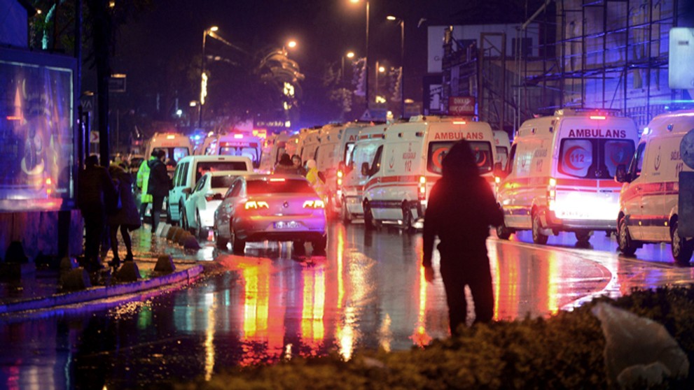 Sanitky a autá pred istanbulským klubom Reina.