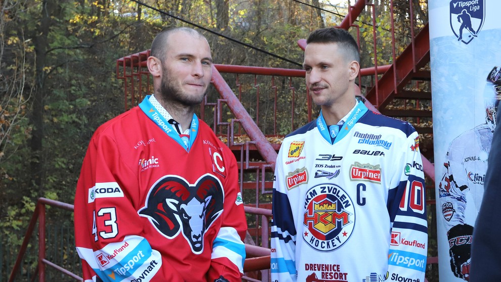 Kapitáni tímov (zľava) Banská Bystrica Tomáš Surový a Zvolena Michal Chovan na tlačovej konferencii k Winter Classic.
