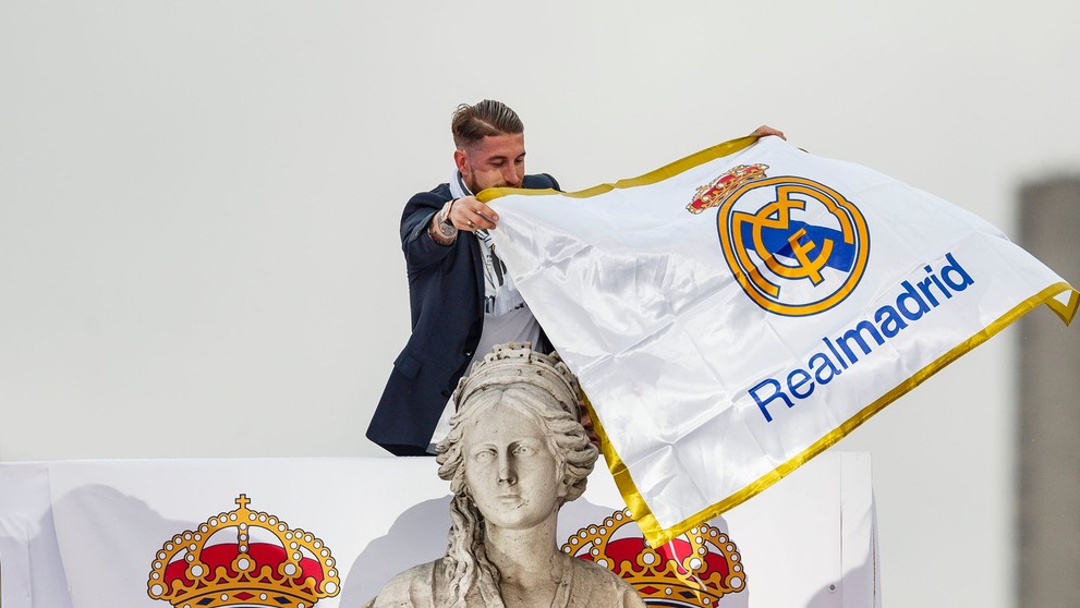 Kapitán Realu Madrid Sergio Ramos na madridskom námestí Cibeles pri oslavách titulu v Ligy majstrov.