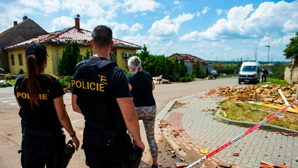 Policajti v obci Hrušky, ktorú zasiahlo tornádo.