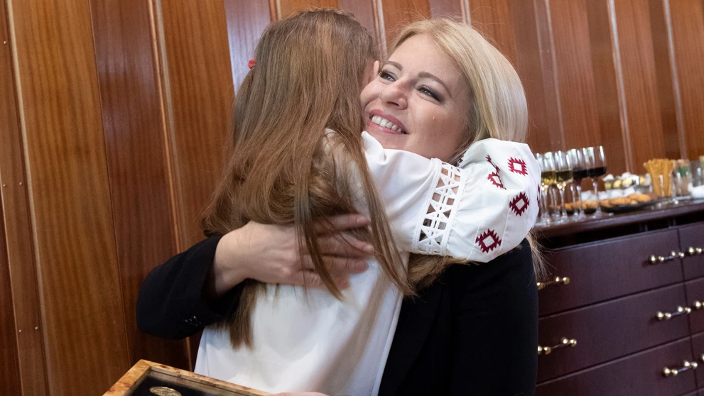Ukrajinské dievčatko objíma slovenskú prezidentku Zuzanu Čaputovú.