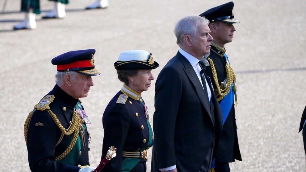 Za autom s rakvou kráčali deti kráľovnej vrátane kráľa Karola III.