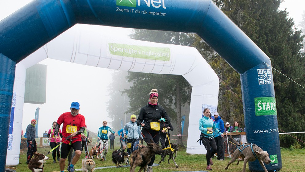 Nechýbali medzi nimi deti a psíčkári. 