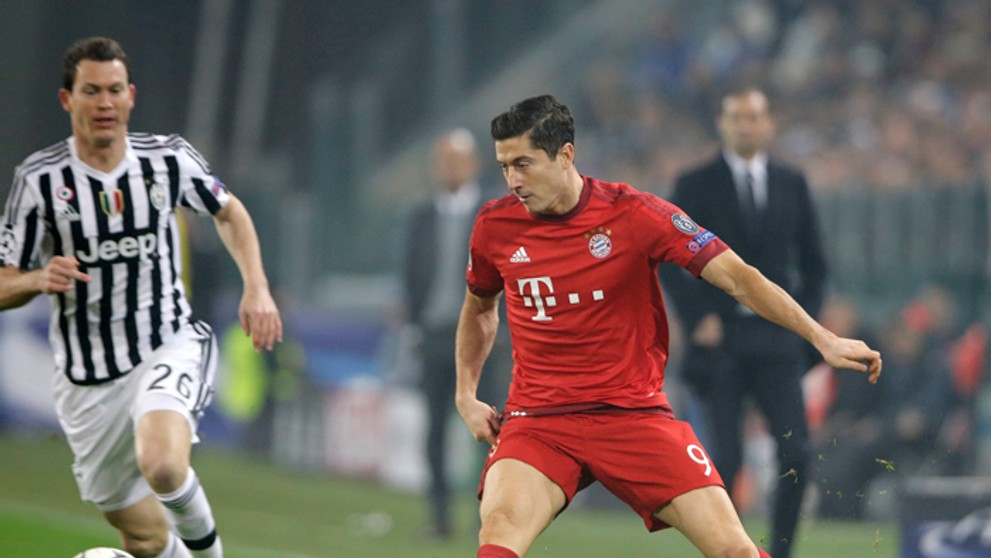 Vľavo hráč Stephan Lichtsteiner (Juventus) a Robert Lewandowski (Bayern) v osemfinále LM.