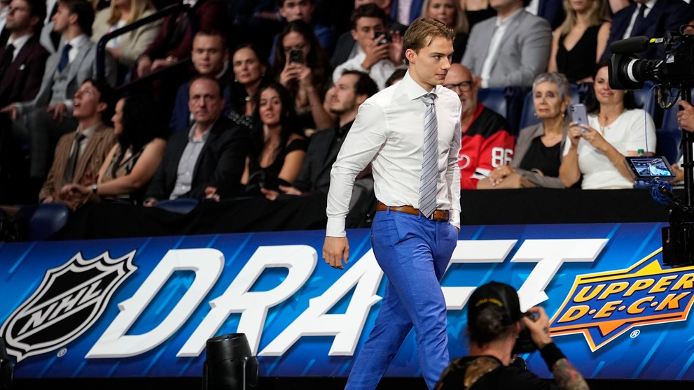 Connor Bedard kráča na pódium po tom, ako si ho Chicago vybralo na NHL drafte 2023 ako jednotku.