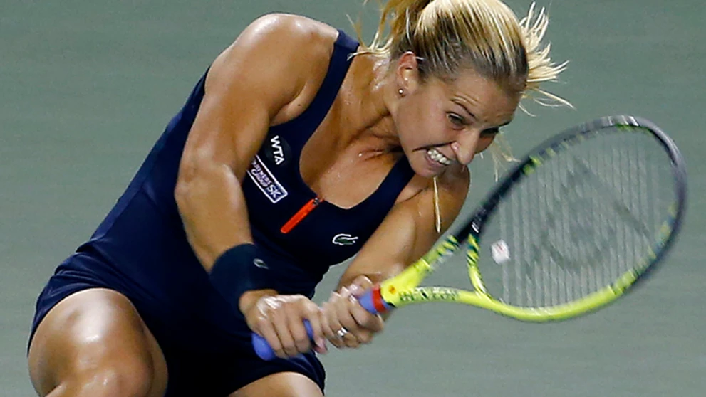 Dominika Cibulková odvracia loptičku Chorvátke Mirjane Lučičovej-Baroniovej.