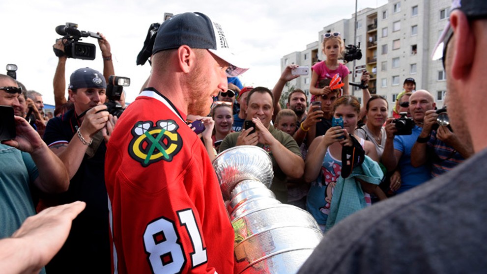  Marián Hossa so Stanleyho pohárom na ceste cez mesto počas osláv v Trenčíne, ktorá sa začínala medzi panelákmi na sídlisku Juh.