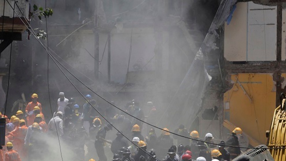 V indickom Bombaji sa zrútila budova