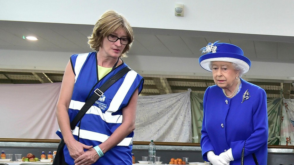 Kráľovná Alžbeta II. navštívila obete požiaru