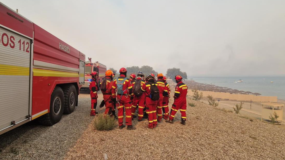 Slovenskí hasiči pomáhajú pri požiari na Rodose.