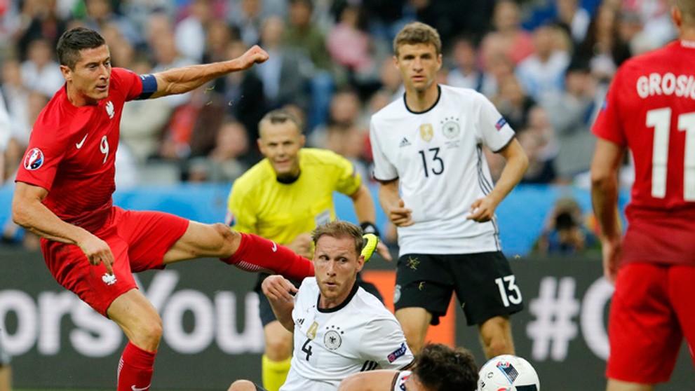 Robert Lewandowski (Poľsko) v súboji o loptu s nemeckými hráčmi v zápase na ME.