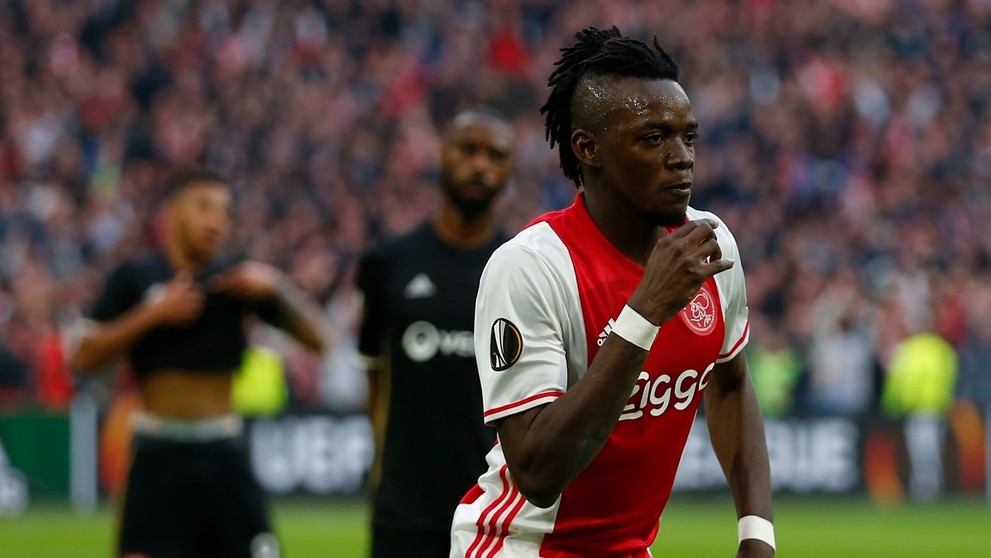 Útočník Ajaxu Bertrand Traoré sa teší z gólu proti Lyonu v semifinále EL. 