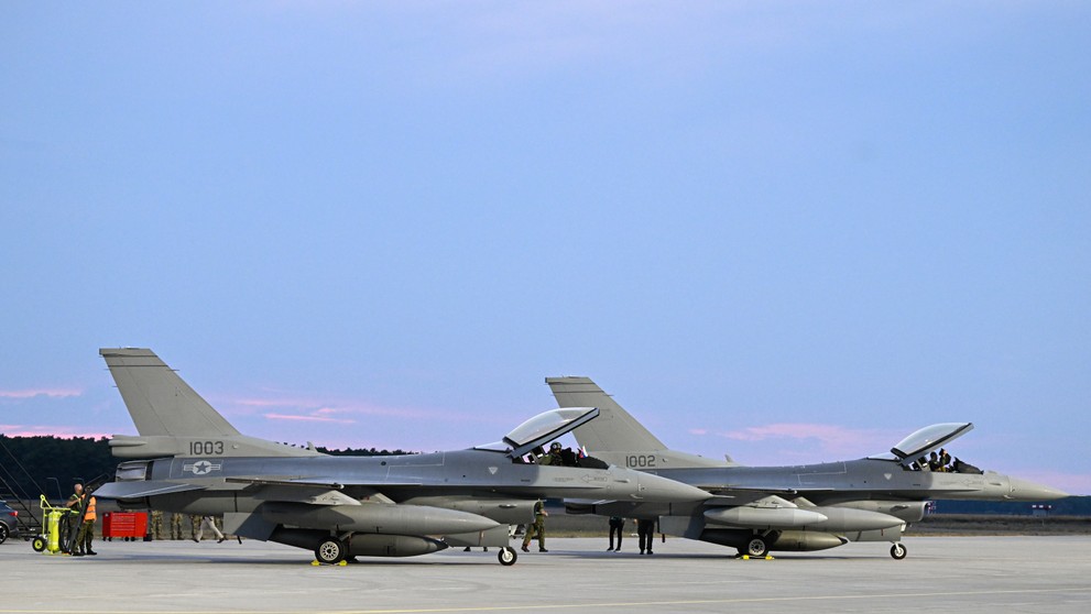 Stíhačky F-16 americkej výroby, ktoré pristáli v priestoroch Leteckej základne Malacky-Kuchyňa.
