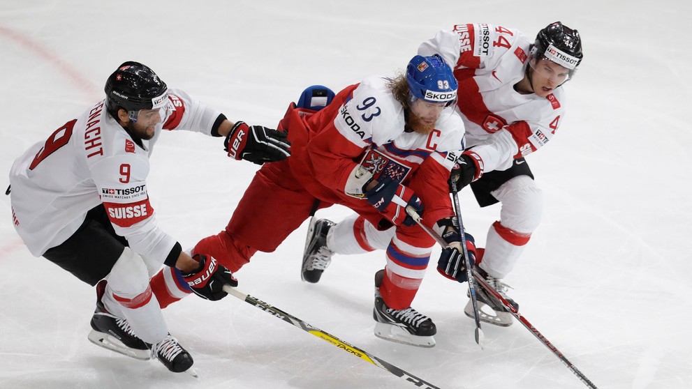 Švajčiari Pius Suter (vpravo) a Thomas Rufenacht zastavujú v dueli MS 2017 českého kapitána Jakuba Voráčka.