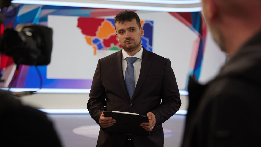 Prípravy na volebnú noc s Adelom Ghannamom.