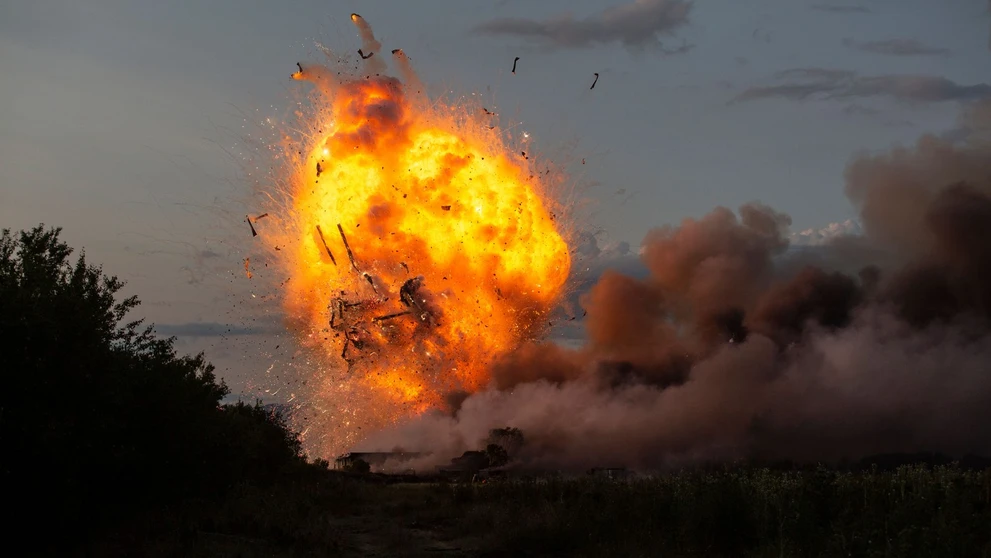 Sklad so zábavnou pyrotechnikou rozmetala séria výbuchov.