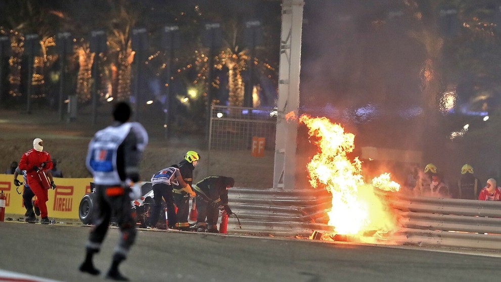 Zničené zvodidlá, do ktorých narazil Romain Grosjean.