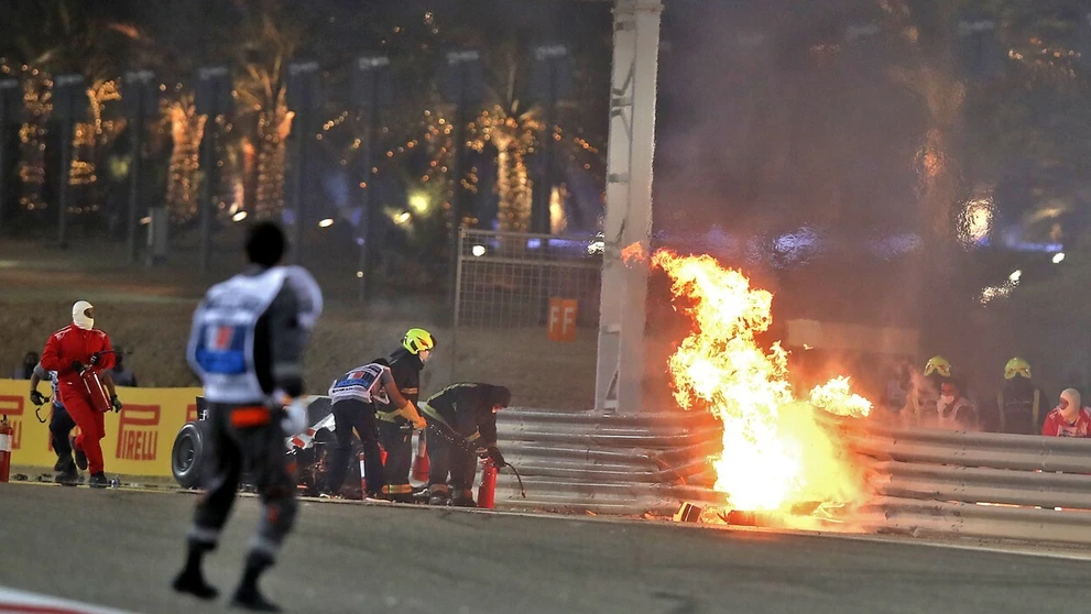 Zničené zvodidlá, do ktorých narazil Romain Grosjean.