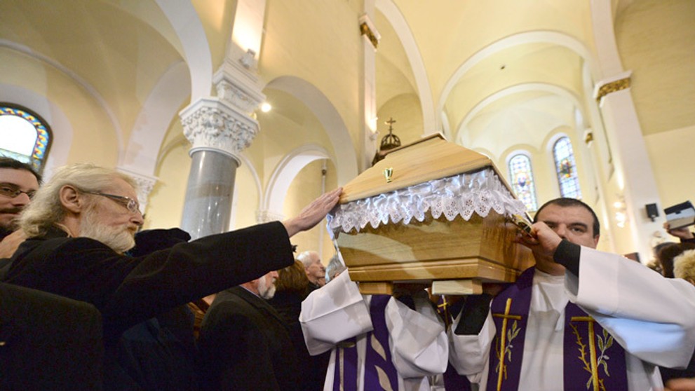  Telesné pozostatky zosnulého kňaza Antona Srholca vynášajú po zádušnej omši z Blumentálskeho kostola v Bratislave.
