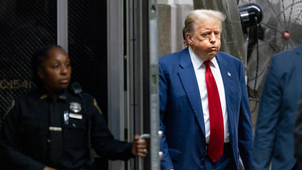 Donald Trum prichádza do budovy súdu na Manhattene